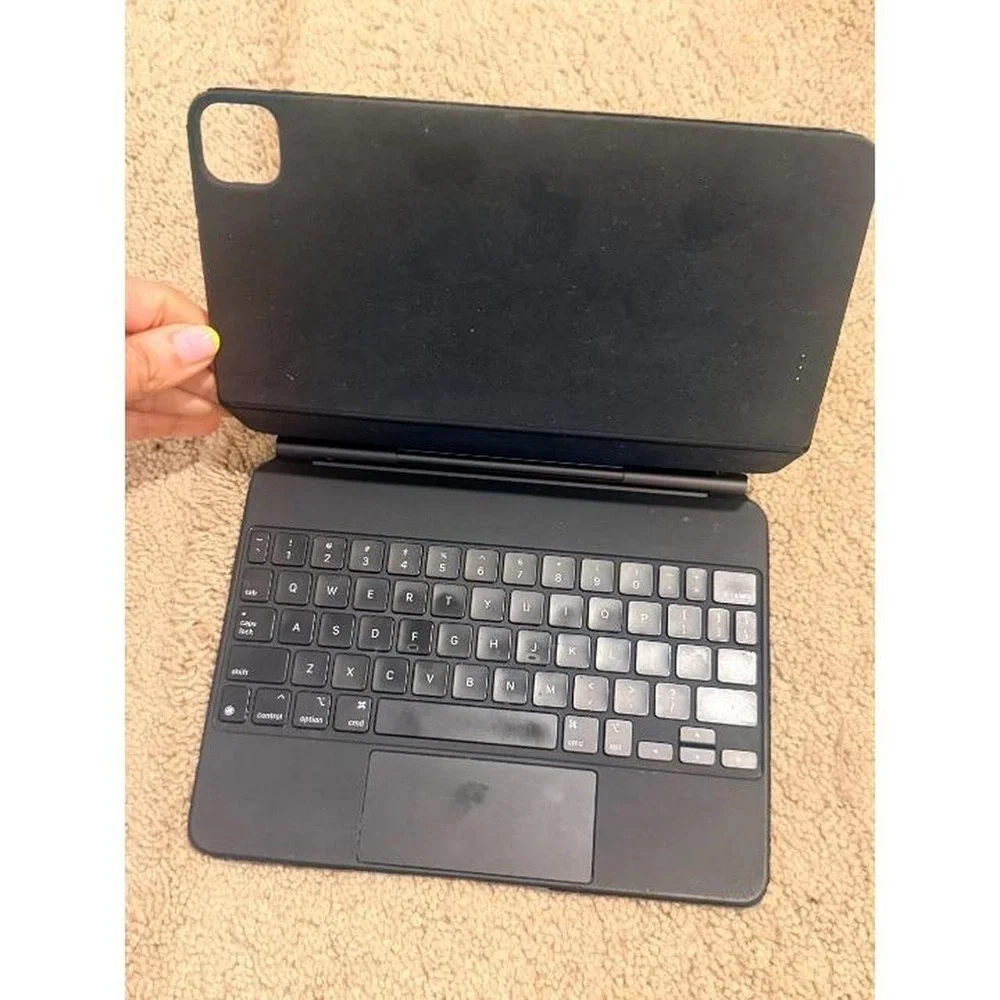 Used Black iPAD MAGIC KEYBOARD